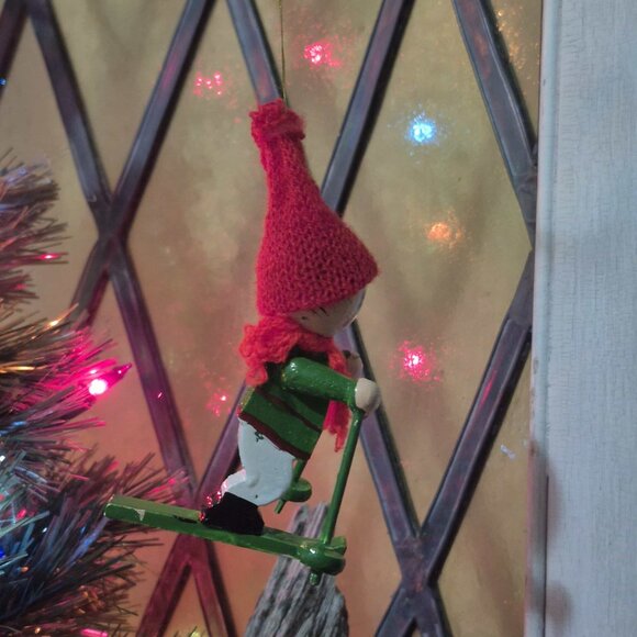 🎄Vintage set of 2 Wooden Ornaments - Skier & Skater with knit hats & Scarves - Picture 4 of 7